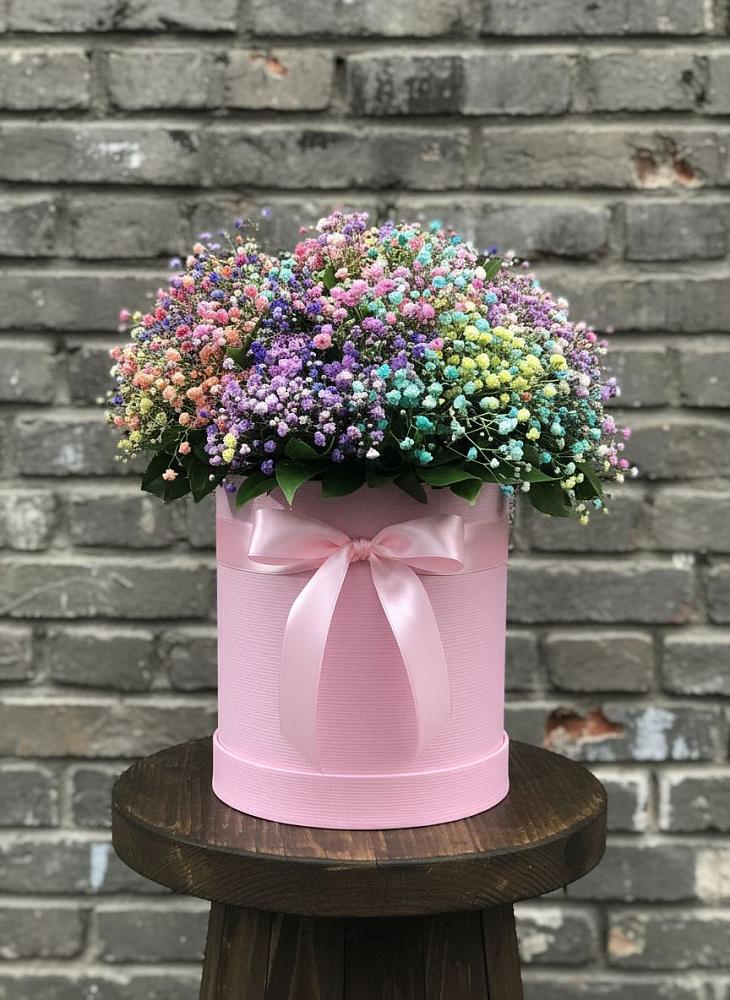 Цветочная композиция из Гипсофила и Розы в шляпной коробке в Георгиевской