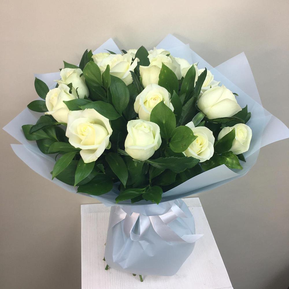 Букет 15 Белых роз Проуд в Георгиевской