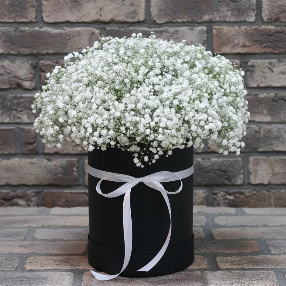 Цветочная композиция из Гипсофила в шляпной коробке в Георгиевской