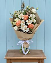 Букет цветов из:  Альстромерии, Лизиантусы, Розы и Хризантемы в Георгиевской