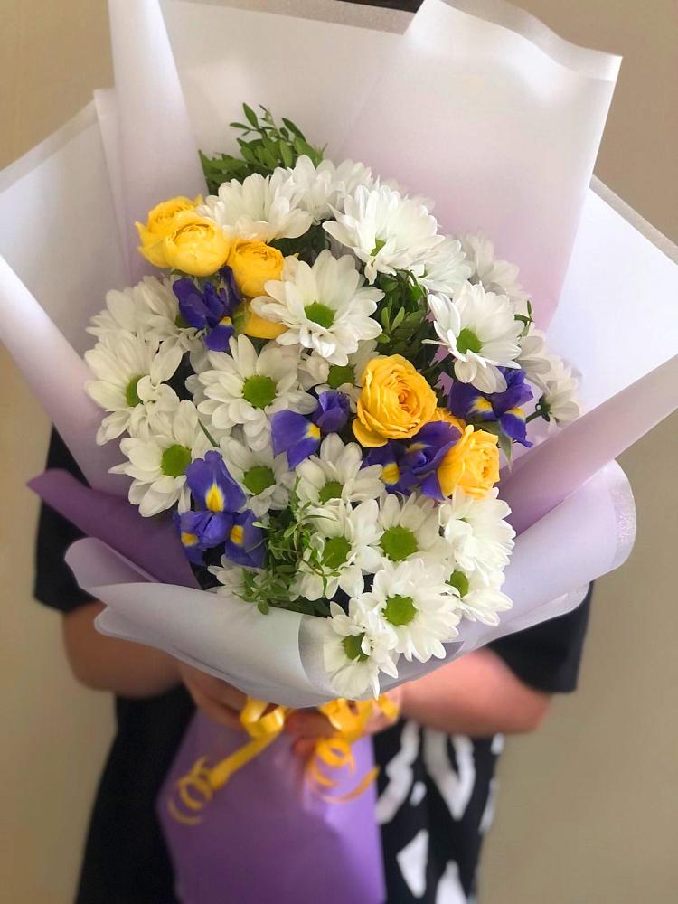 Букет цветов из: Ирисы, Хризантемы и Розы в Георгиевской