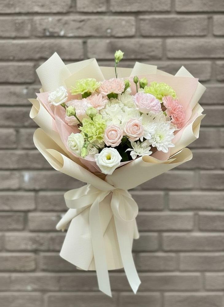 Букет цветов из: Гвоздики, Розы, Лизиантусы и Хризантемы в Георгиевской