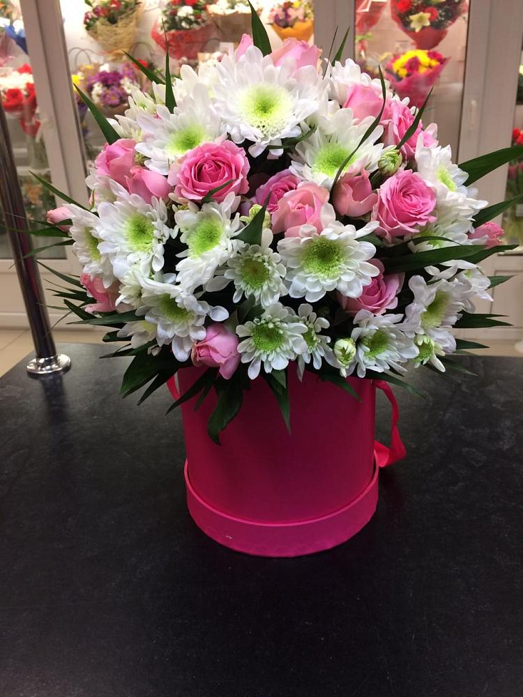 Цветочная композиция из Розы и Хризантемы в шляпной коробке в Георгиевской