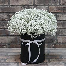 Цветочная композиция из Гипсофила в шляпной коробке в Георгиевской