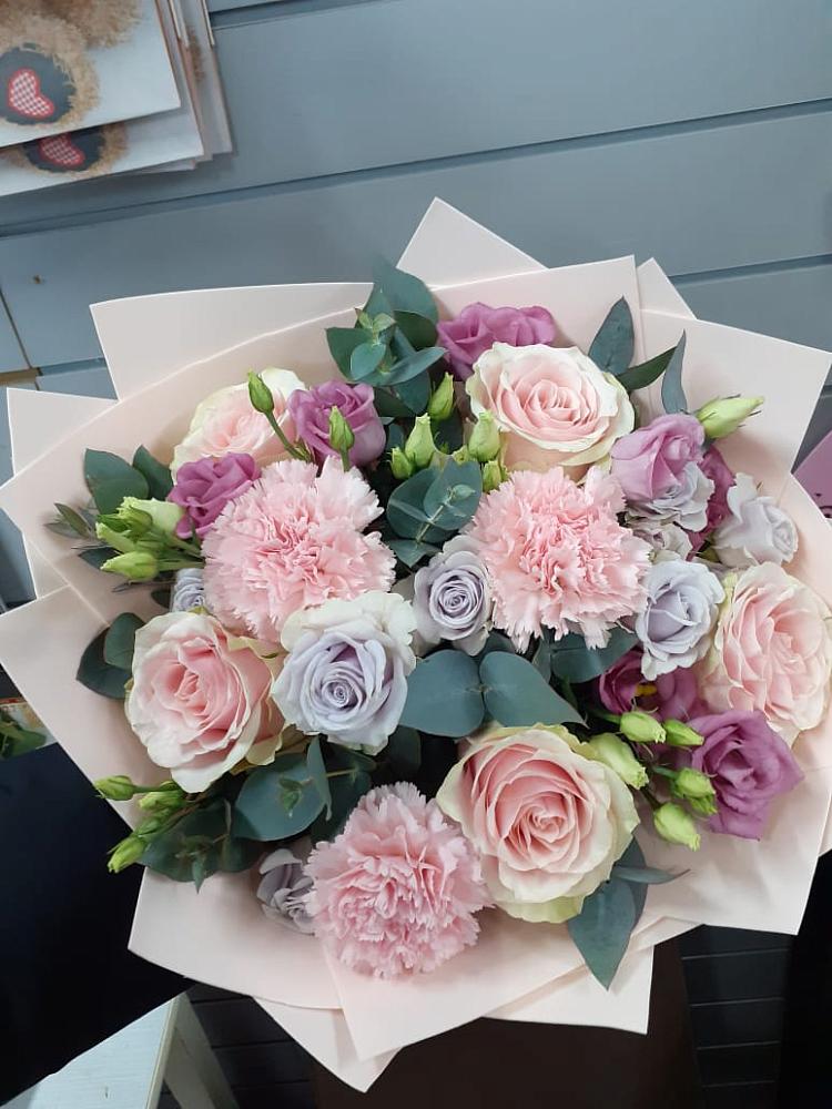 Букет цветов из: Розы, Гвоздики и Лизиантусы в Георгиевской