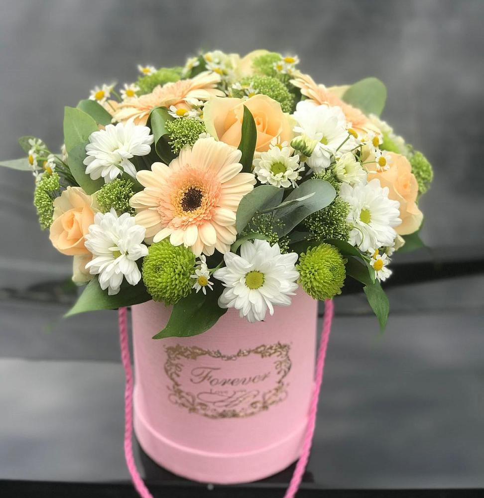 Цветочная композиция из Розы, Герберы и Хризантемы в шляпной коробке в Георгиевской